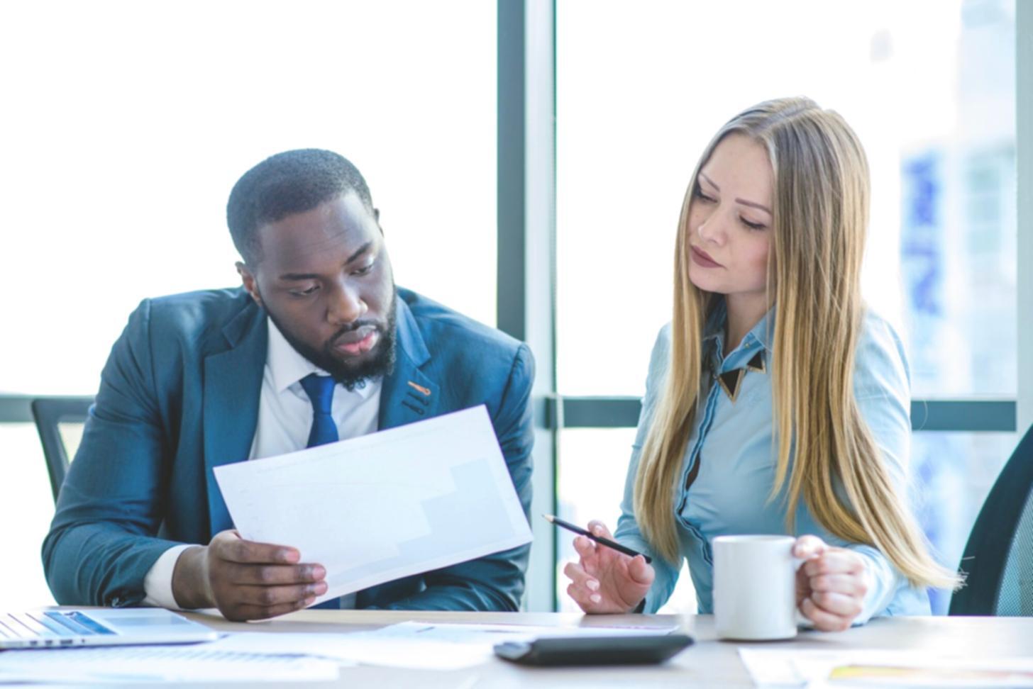 Formation en planification de retraite - Séance de travail avec documents financiers et calculatrice